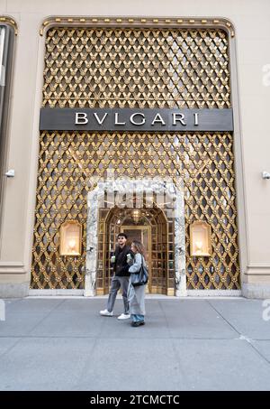 New York City, USA - 11 novembre 2023 : logo de la marque Bvlgari ou Bulgari dans un magasin à Manhattan Banque D'Images