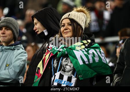 Newcastle, Royaume-Uni. 13 décembre 2023. Les supporters de Newcastle arrivent lors du match de l'UEFA Champions League Newcastle United vs AC Milan à St. James's Park, Newcastle, Royaume-Uni, 13 décembre 2023 (photo de Mark Cosgrove/News Images) à Newcastle, Royaume-Uni, le 12/13/2023. (Photo de Mark Cosgrove/News Images/Sipa USA) crédit : SIPA USA/Alamy Live News Banque D'Images