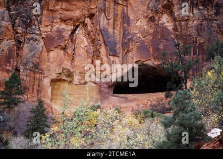 grotte sur le côté du tunnel carmel à mont sion, parc national de zion Banque D'Images