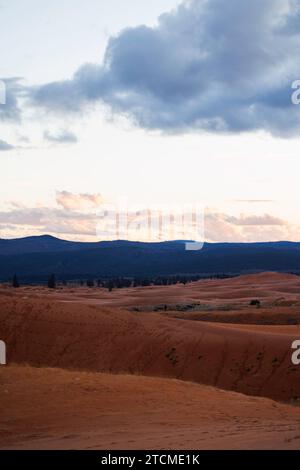dunes et montagnes sous un ciel assombrissant, dunes de sable rose corail, utah Banque D'Images
