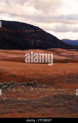 montagne s'élevant au-dessus des dunes de sable rose corail, utah Banque D'Images