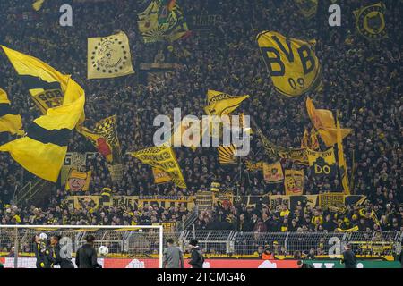 Dortmund, Allemagne. 13 décembre 2023. DORTMUND, ALLEMAGNE - DÉCEMBRE 13 : supporters du Borussia Dortmund avant le match de groupe F de l'UEFA Champions League entre le Borussia Dortmund et le Paris Saint-Germain au signal Iduna Park le 13 décembre 2023 à Dortmund, Allemagne (photo Rene Nijhuis/BSR Agency) crédit : BSR Agency/Alamy Live News Banque D'Images