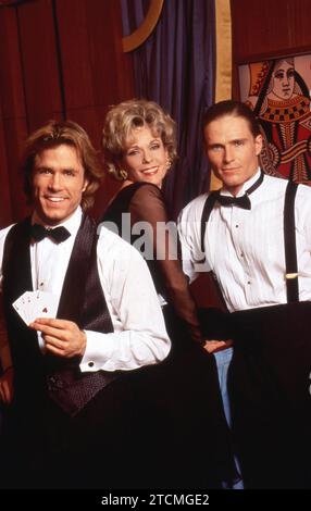 DATE DE SORTIE : circa 1996 : TITRE : CBS STUDIO : Netflix RÉALISATEURS : un total de 7 réalisateurs différents ont été utilisés au cours des 54 saisons (1956-2010) INTRIGUE : la série se concentre sur les professionnels personnels, juridiques et médicaux ives des familles Snyder et Hughes vivant dans une ville fictive du Midwest d'Oakdale, Illinois. Le des médecins et des avocats est resté central à ''As the World Turns'' tout au long de sa course et est finalement devenu un tarif standard sur de nombreux SOAP operas. EN VEDETTE : un grand casting d'acteurs, y compris de gauche à droite), SHAWN CHRISTIAN (dans le rôle de Mike Kasnoff), EILEEN FULTON (dans le rôle de Lisa Grimaldi), et ALEXAN Banque D'Images