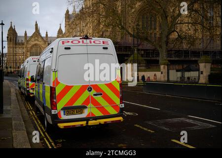 9 déc 2023 - londonuk : dos d'un fourgon de police à londres près du parlement Banque D'Images