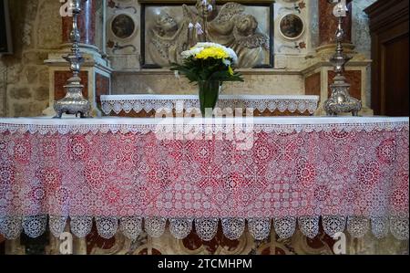 Pag, Croatie, 2 septembre 2023. Dentelle blanche traditionnelle faite à la main sur l'autel dans une église dans la ville croate de Pag Banque D'Images