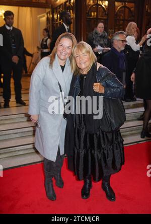 Linda Robson (à droite) assiste à la soirée d'ouverture de Peter Pan au London Palladium. Date de la photo : mercredi 13 décembre 2023. Banque D'Images