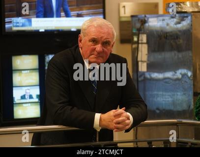 L'ancien taoiseach Bertie Ahern assiste à l'inauguration d'un buste de Lord David Trimble à Leinster House, Dublin, en dédicace à son travail en vue de l'accord du Vendredi Saint. L’ancien dirigeant de l’UUP a reçu le prix Nobel de la paix il y a 25 ans, en 1998, lorsqu’il a également été décerné conjointement à l’ancien dirigeant du SDLP John Hume pour son travail de négociation de l’accord de paix historique. Date de la photo : mercredi 13 décembre 2023. Banque D'Images