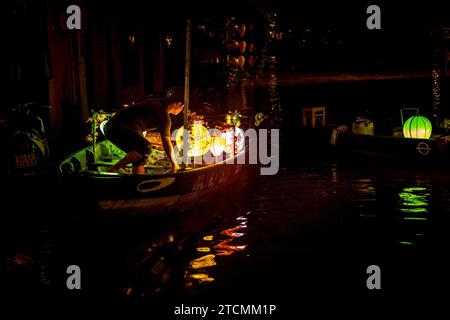 Bateau avec des lanternes, la nuit, dans une rue inondée à Hoi an, Vietnam Banque D'Images