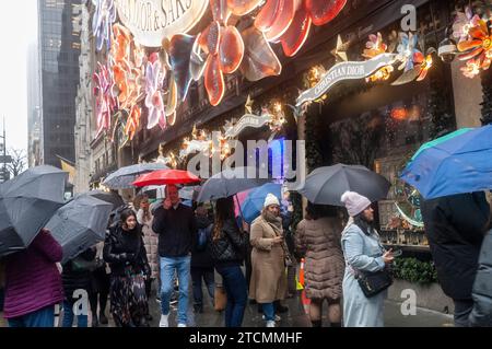 Des milliers de touristes et de New-Yorkais regardent l'exposition de Noël de la cinquième avenue de Saks pendant les fêtes Open Streets le dimanche 3 décembre 2023. New York City a fermé un tronçon de neuf pâtés de maisons de la Cinquième Avenue à Midtown aux véhicules pendant quatre dimanches en décembre créant une fête de bloc de vacances pour les visiteurs. (© Richard B. Levine) Banque D'Images