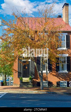 À l'extérieur d'une maison en briques rouges à l'angle des rues Pricess Elizabeth et Princess Anne dans le quartier historique de Fredericksburg, en Virginie Banque D'Images