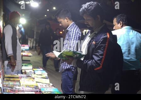 Dhaka, Bangladesh. 14 décembre 2023. Les gens parcourent des livres dans une librairie de rue à Dhaka. (Image de crédit : © MD Mehedi Hasan/ZUMA Press Wire) USAGE ÉDITORIAL SEULEMENT! Non destiné à UN USAGE commercial ! Banque D'Images