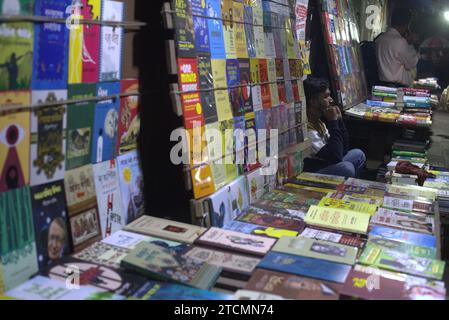 Dhaka, Bangladesh. 14 décembre 2023. Un vendeur de librairie attend des clients à Dhaka. (Image de crédit : © MD Mehedi Hasan/ZUMA Press Wire) USAGE ÉDITORIAL SEULEMENT! Non destiné à UN USAGE commercial ! Banque D'Images