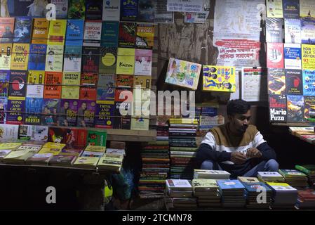 Dhaka, Bangladesh. 14 décembre 2023. Un vendeur de librairie attend des clients à Dhaka. (Image de crédit : © MD Mehedi Hasan/ZUMA Press Wire) USAGE ÉDITORIAL SEULEMENT! Non destiné à UN USAGE commercial ! Banque D'Images