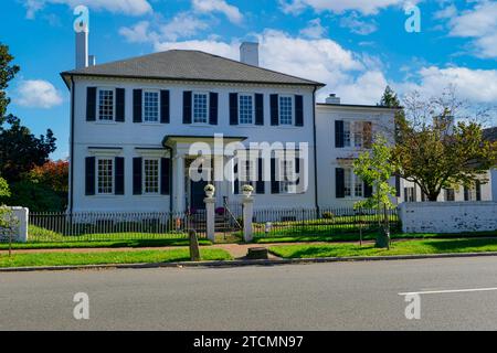 Belle maison de style colonial peinte en noir et blanc sur Caroline Street dans le quartier historique de Fredericksburg, Virginie Banque D'Images