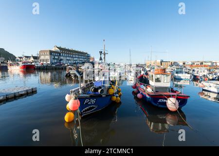 Photo de bateaux de pêche amarrés dans le port de West Bay dans le Dorset Banque D'Images