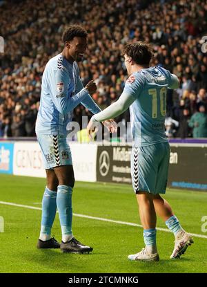 Haji Wright de Coventry City (à gauche) célèbre avec Callum O'Hare après avoir marqué le premier but de leur équipe lors du match du championnat Sky Bet au Coventry Building Society Arena, Coventry. Date de la photo : mercredi 13 décembre 2023. Banque D'Images