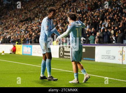 Haji Wright de Coventry City (à gauche) célèbre avec Callum O'Hare après avoir marqué le premier but de leur équipe lors du match du championnat Sky Bet au Coventry Building Society Arena, Coventry. Date de la photo : mercredi 13 décembre 2023. Banque D'Images