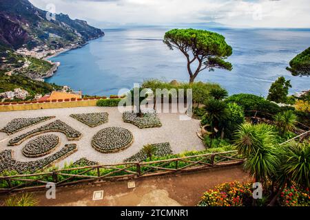 Fantastique Villa Rufolo sur la montagne avec parterre de fleurs et terrasses et pinia (pin italien) arbre et côte amalfitaine à distance. Villa du 18e siècle Banque D'Images