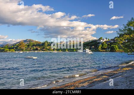 Tôt le matin sur le lac de Wanaka, Wanaka, Région de l'Otago, île du Sud, Nouvelle-Zélande Banque D'Images