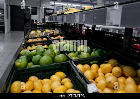 Supermarché affiche Citrus et Pumpkins colorés sur le comptoir Banque D'Images