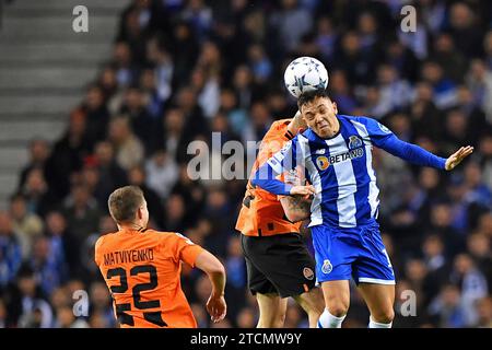 Porto, Portugal. 13 décembre 2023. Stade Dragao, Ligue des Champions 2023/2024, FC Porto contre FC Shakhtar Donetsk ; Pepe du FC Porto se bat pour la possession du ballon avec Yaroslav Rakitskiy du FC Shakhtar Donetsk, lors du match du Groupe H de l'UEFA Champions League 2023/2024 entre le FC Porto et le FC Shakhtar Donetsk au stade Dragao à Porto le 13 décembre. Photo : Daniel Castro/DiaEsportivo/Alamy Live News crédit : DiaEsportivo/Alamy Live News Banque D'Images