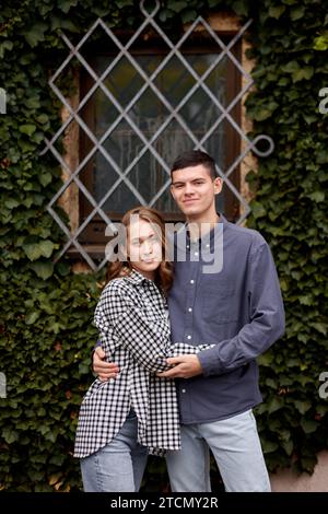 HISTOIRE D'AMOUR DE COUPLE D'ADOLESCENTS. Whispers of Love dans la splendeur allemande. Explorer l'histoire allemande avec amour. Autumn Love Affair dans l'élégance allemande. Capture du Banque D'Images