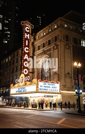 Un chapiteau illuminé d'un théâtre de Broadway dans la soirée à Chicago Banque D'Images