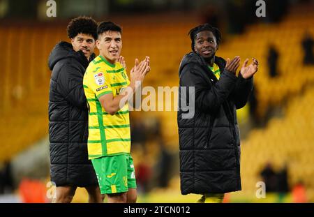 De gauche à droite, Gabriel Sara, Marcelino Nunez et Jonathan Rowe de Norwich City applaudissent les fans après le match du Sky Bet Championship à Carrow Road, Norwich. Date de la photo : mercredi 13 décembre 2023. Banque D'Images