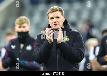 Newcastle, Royaume-Uni. 13 décembre 2023. Eddie Howe, entraîneur de Newcastle United, applaudit les supporters de Newcastle après avoir terminé en bas de leur groupe après avoir perdu 1-2 lors du match de l'UEFA Champions League Newcastle United vs AC Milan à St. James's Park, Newcastle, Royaume-Uni, 13 décembre 2023 (photo de Mark Cosgrove/News Images) à Newcastle, Royaume-Uni, le 12/13/2023. (Photo de Mark Cosgrove/News Images/Sipa USA) crédit : SIPA USA/Alamy Live News Banque D'Images