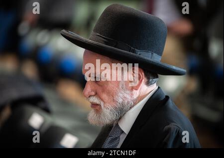 Madrid, Espagne. 13 décembre 2023. Le rabbin Moshe Bendahan est vu lors de la célébration de Hanukkah à Madrid.le maire de Madrid, Jose Luis Martinez-Almeida a participé à la célébration, une célébration controversée cette année en raison du conflit entre Israël et la Palestine. Javier Ortega Smith, secrétaire général du parti d’extrême droite VOX, a également assisté à la célébration. Crédit : Marcos del Mazo/Alamy Live News Banque D'Images