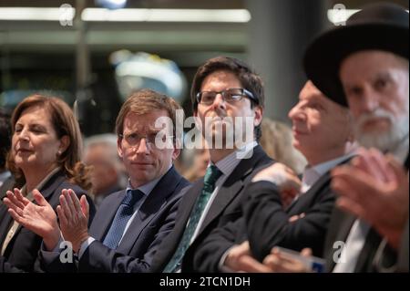 Madrid, Espagne. 13 décembre 2023. Le maire de Madrid, Jose Luis Martinez-Almeida applaudit lors de la célébration de Hanukkah, une célébration controversée cette année en raison du conflit entre Israël et la Palestine. Javier Ortega Smith, secrétaire général du parti d’extrême droite VOX, a également assisté à la célébration. Crédit : Marcos del Mazo/Alamy Live News Banque D'Images