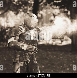 Un cosplayer masculin habillé en Iron Man de la franchise de films Marvel comics Banque D'Images