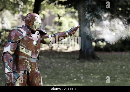 Un cosplayer masculin habillé en Iron Man de la franchise de films Marvel comics Banque D'Images