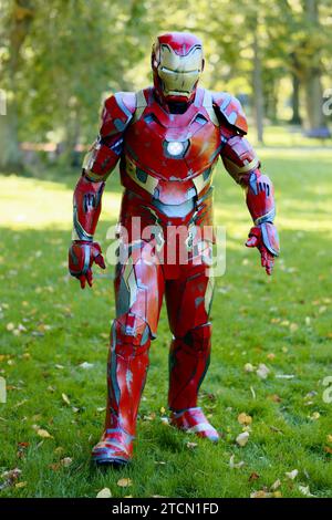 Un cosplayer masculin habillé en Iron Man de la franchise de films Marvel comics Banque D'Images
