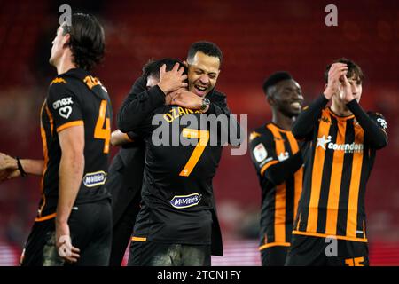 Le Manager de Hull City Liam Rosenior et Ozan Tufan célèbrent après le coup de sifflet final dans le match du championnat Sky Bet au Riverside Stadium. Middlesbrough. Date de la photo : mercredi 13 décembre 2023. Banque D'Images