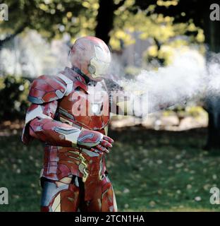 Un cosplayer masculin habillé en Iron Man de la franchise de films Marvel comics Banque D'Images