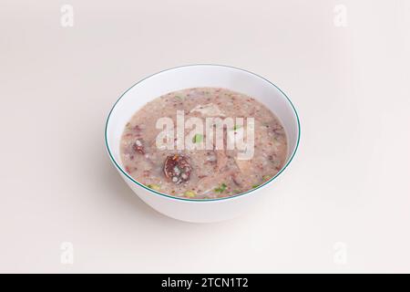 Chao long, congee de riz abat vietnamien, nourriture vietnamienne isolée sur fond blanc, vue en perspective Banque D'Images
