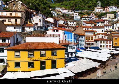 Place principale et vue sur un petit village de pêcheurs, maisons traditionnelles blanches et colorées avec des toits de tuiles rouges. Cudillero, Asturies, Espagne. Banque D'Images