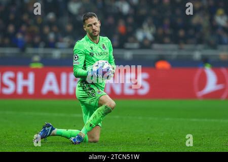 Alejandro Remiro de la Real Sociedad de Futbol vu en action lors de la phase de groupes de l'UEFA Champions League 2023/24 - match de football Groupe D entre le FC Internazionale et la Real Sociedad de Futbol au stade Giuseppe Meazza. Score final ; FC Internazionale 0 - 0 Real Sociedad de Futbol. Banque D'Images