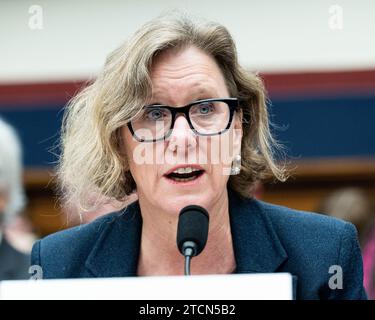 Washington, États-Unis. 13 décembre 2023. Ann Carlson, administratrice intérimaire, National Highway Traffic Safety Administration, Département des Transports des États-Unis, prenant la parole lors d'une audience du sous-comité sur les routes et le transport en commun du Comité de la Chambre des communes sur les transports et l'infrastructure au Capitole des États-Unis. Crédit : SOPA Images Limited/Alamy Live News Banque D'Images