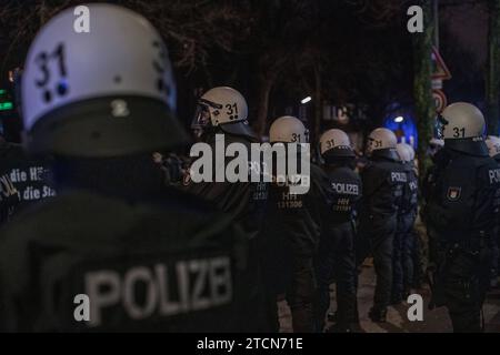 Hunderte Demostranten waren in Hamburg auf der Straße um gegen Polizeigewalt zu demonstrieren. Es wurde auch Pyro gezündet *** des centaines de manifestants sont descendus dans les rues de Hambourg pour manifester contre la violence policière Pyro a également été mis à feu Copyright : xBlaulicht-News.dex Banque D'Images