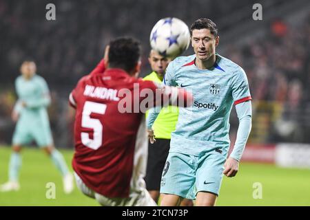 Anvers, Belgique. 13 décembre 2023. Robert Lewandowski de Barcelone photographié en action lors d'un match entre l'équipe belge de football Royal Antwerp FC et le club espagnol FC Barcelone, à Anvers, le mercredi 13 décembre 2023, sixième jour de la phase de groupes de la Ligue des Champions, dans le groupe H. Belga PHOTO TOM GOYVAERTS crédit : Belga News Agency/Alamy Live News Banque D'Images