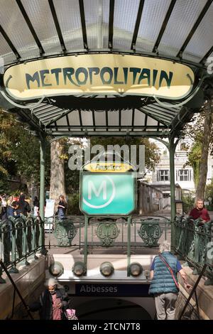 Entrée du métro dans un style Art nouveau. Gare des Abbesses, Montmartre, Paris, France Banque D'Images