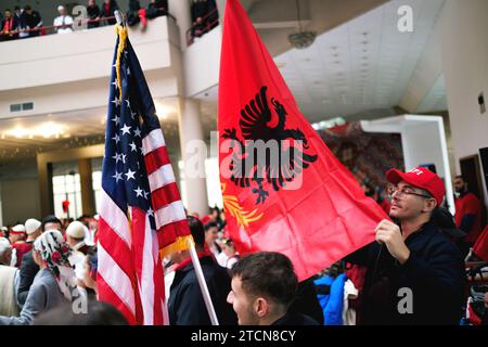 Tirana, Albanie - novembre 28 : des personnes en tenue traditionnelle dansent en cercle avec des drapeaux albanais et américains lors des célébrations au Palais Banque D'Images