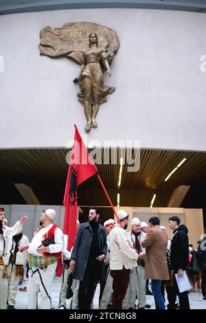 Tirana, Albanie - novembre 28 : les gens célèbrent avec des drapeaux, ignorant d'être photographiés, devant la statue de mère Teresa Banque D'Images