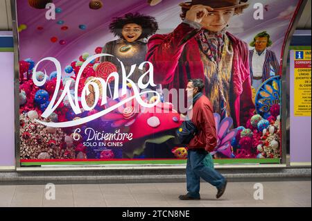 Madrid, Espagne. 13 décembre 2023. Un voyageur passe devant une affiche publicitaire à l'intérieur de la station de métro faisant la promotion du film Wonka, produit par Warner Bros, réalisé par Paul King et mettant en vedette Timothée Chalamet en Espagne. (Photo Xavi Lopez/SOPA Images/Sipa USA) crédit : SIPA USA/Alamy Live News Banque D'Images