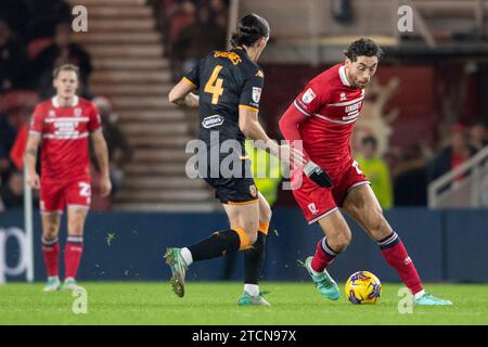 Middlesbrough le mercredi 13 décembre 2023. Matt Crooks de Middlesbrough prend le ballon sous un défi de Jacob Greaves de Hull City lors du Sky Bet Championship match entre Middlesbrough et Hull City au Riverside Stadium, Middlesbrough le mercredi 13 décembre 2023. (Photo : Trevor Wilkinson | MI News) crédit : MI News & Sport / Alamy Live News Banque D'Images