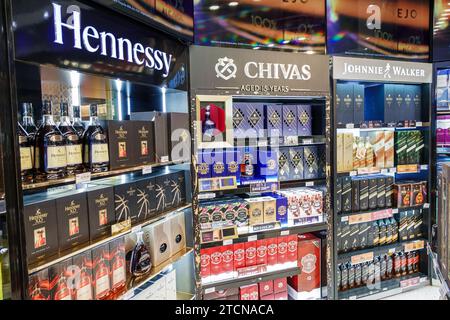 Miami Floride, Miami International Airport MIA, intérieur intérieur à l'intérieur, hall terminal, zone de porte, Duty Free, Hennessy Chivas Johnnie Walker alcool alc Banque D'Images