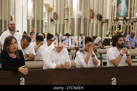 GYE-MISA MENORES ASESINADOS Guayaquil, miÃ rcoles 13 de diciembre 2023 en la iglesia la Catedral de Guayaquil se realizo un misa para orar por los ninos asesinados la noche de lunes en el Guasmo sur. Fotos:CÃ sar Munoz/API Guayaquil Guayas Équateur CLJ-GYE-MISAMENORESASESINADOS-5114a315df06746f4d825a83aea94985 *** GYE ASSASSINÉS EN MASSE ENFANTS Guayaquil, mercredi 13 décembre, 2023 dans l'église cathédrale de Guayaquil une messe a été organisée pour prier pour les enfants assassinés lundi soir à Guasmo sur photos CÃ sar Munoz API Guayaquil Guayas Équateur CLJ GYE ENFANTS MANQUÉS TUÉS 5114a315df06746f4 Banque D'Images