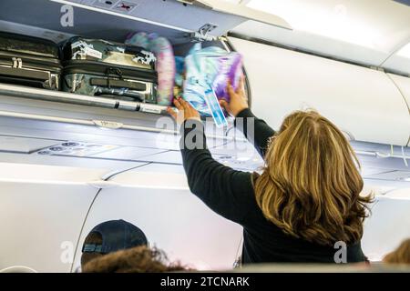 Miami Floride, Miami International Airport MIA, intérieur intérieur intérieur, passagers de cabine sièges de classe économique assis, Merida Mexico American Airlines fli Banque D'Images